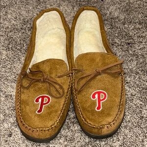 NWOT FOCO Philadelphia Phillies Moccasin Slipper Men’s Size Large 11/12